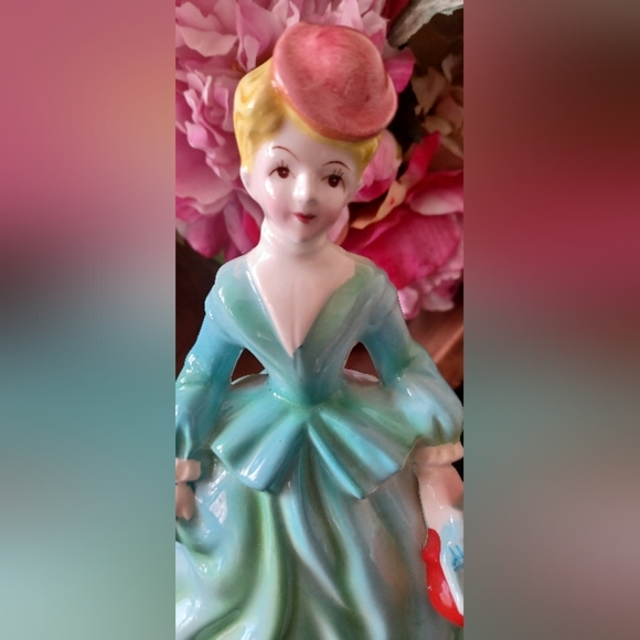 Elegant Ceramic Lady Figurine Made in Japan Red Purse - Picture 7 of 8